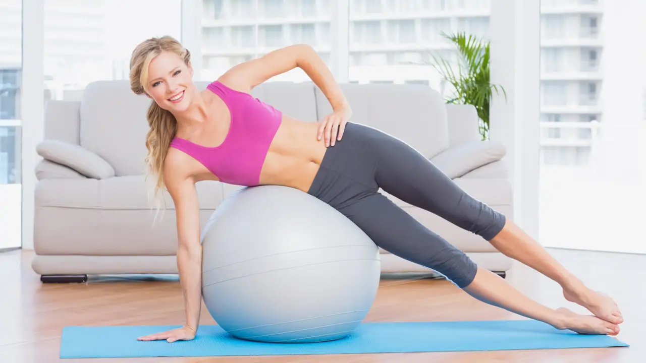 10 ejercicios con pelota de pilates para perder barriga en casa y fortalecer el abdomen