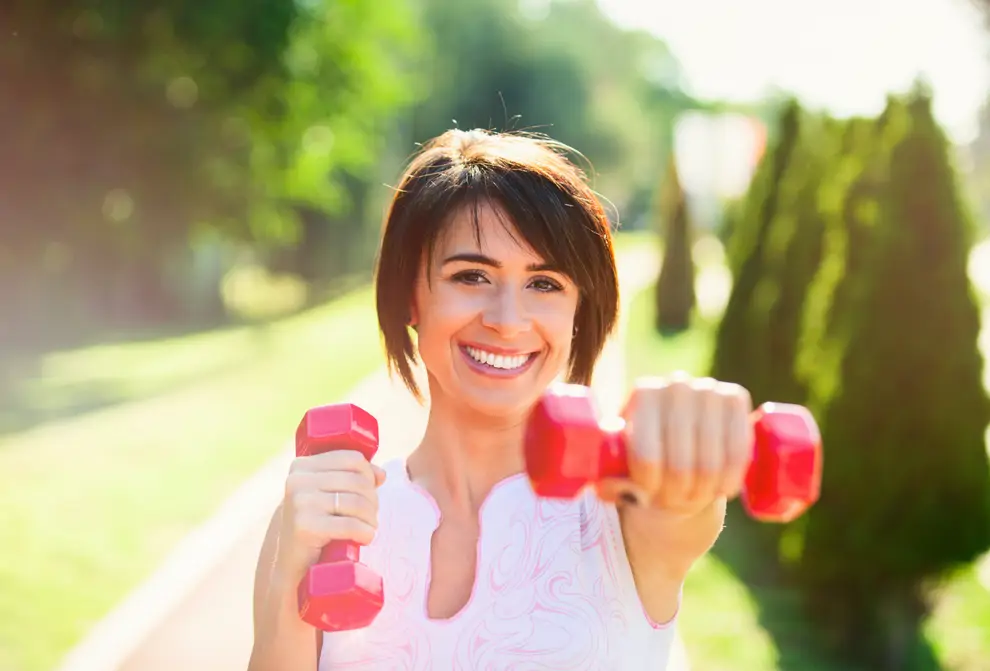 mujer 60 an~os haciendo ejercicio