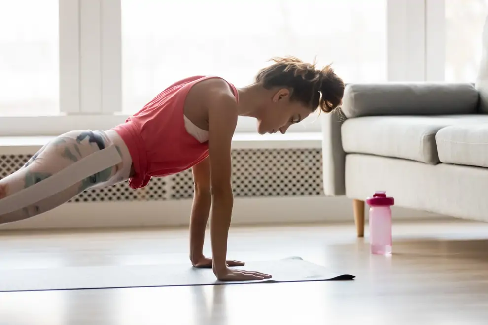 Mujer haciendo flexiones