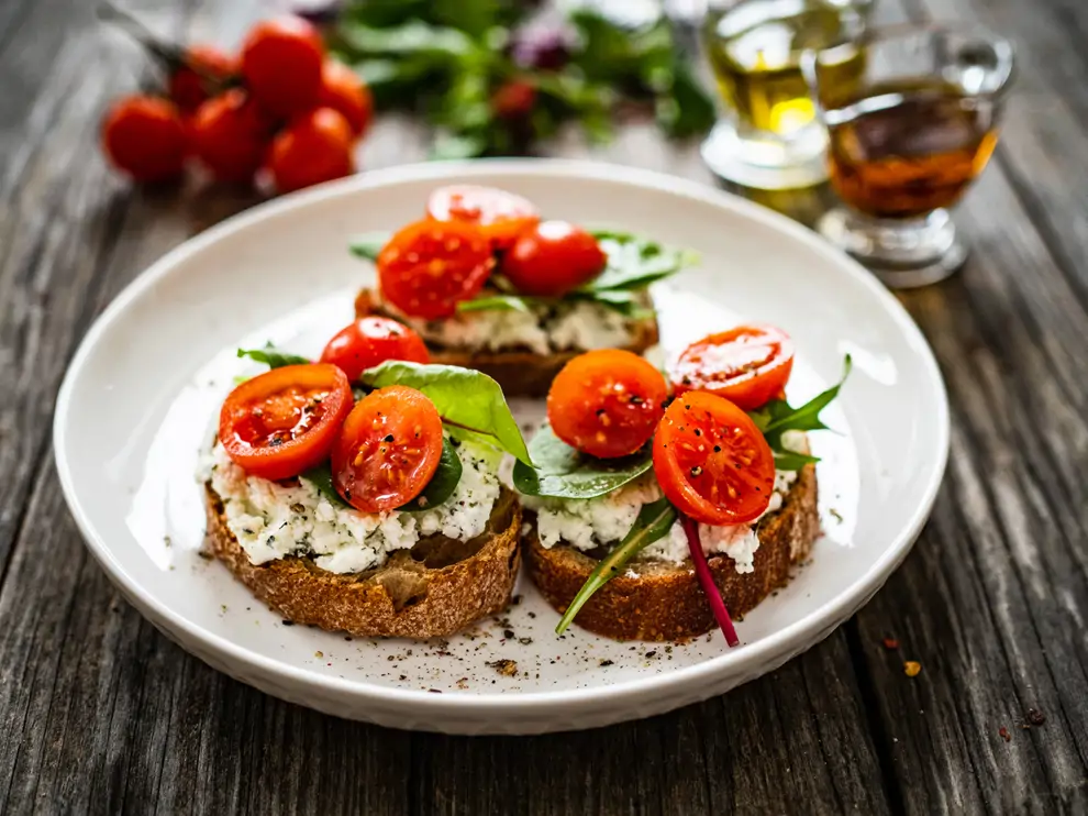 Desayuno saludable: tostadas integrales, aceite de oliva y tomates 