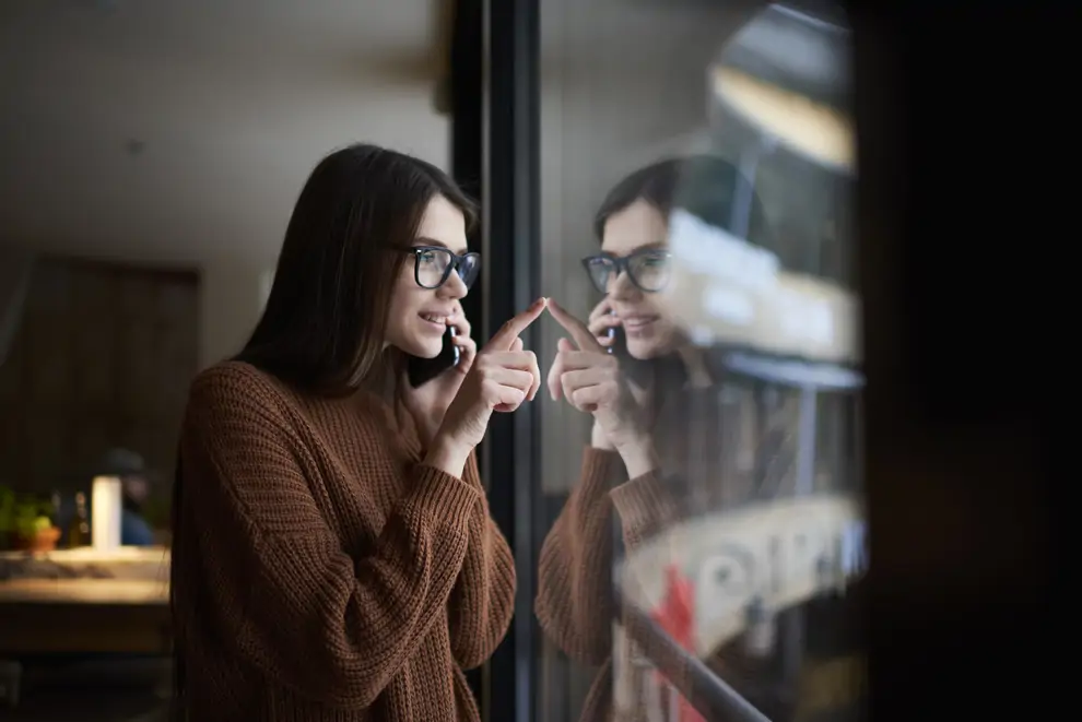 mujer joven reflejo