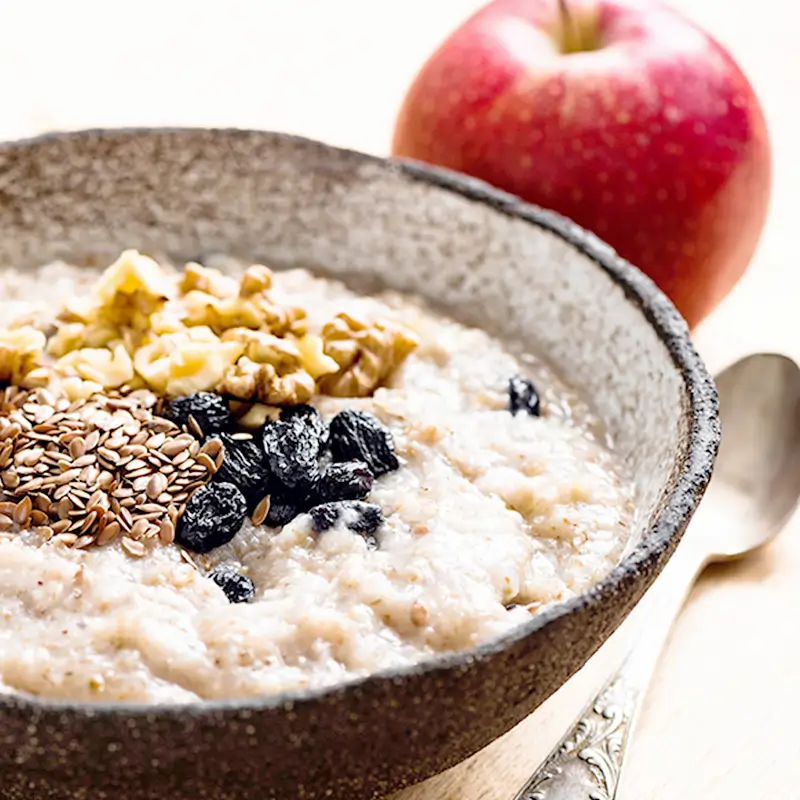 Desayuno de avena con semillas y pasas