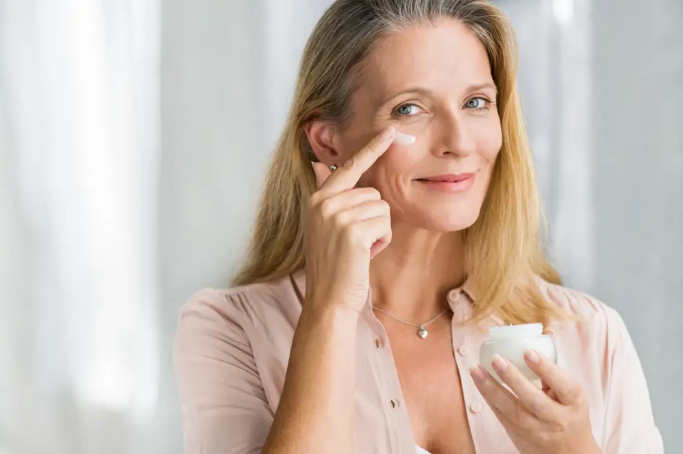 mujer usa crema 