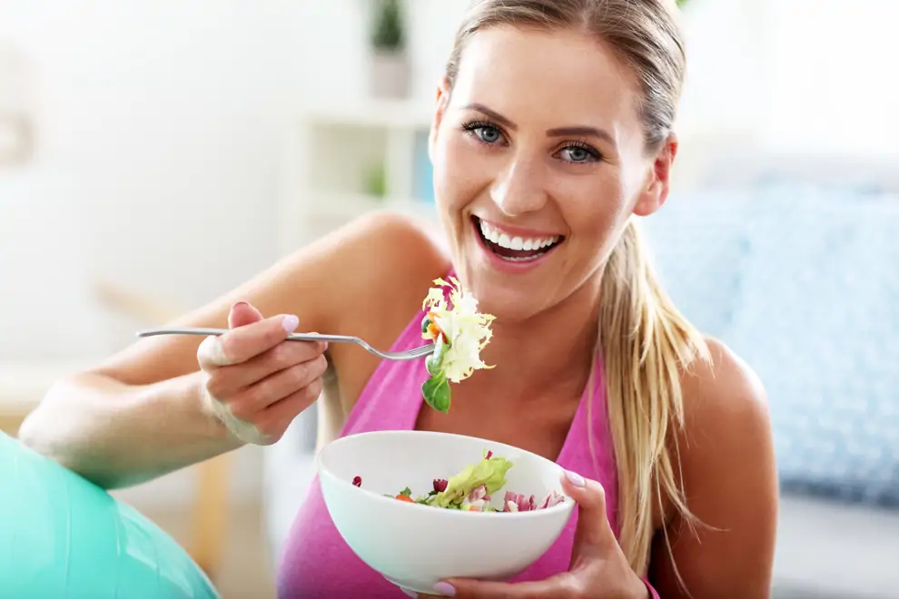 Mujer joven comiendo sano dieta