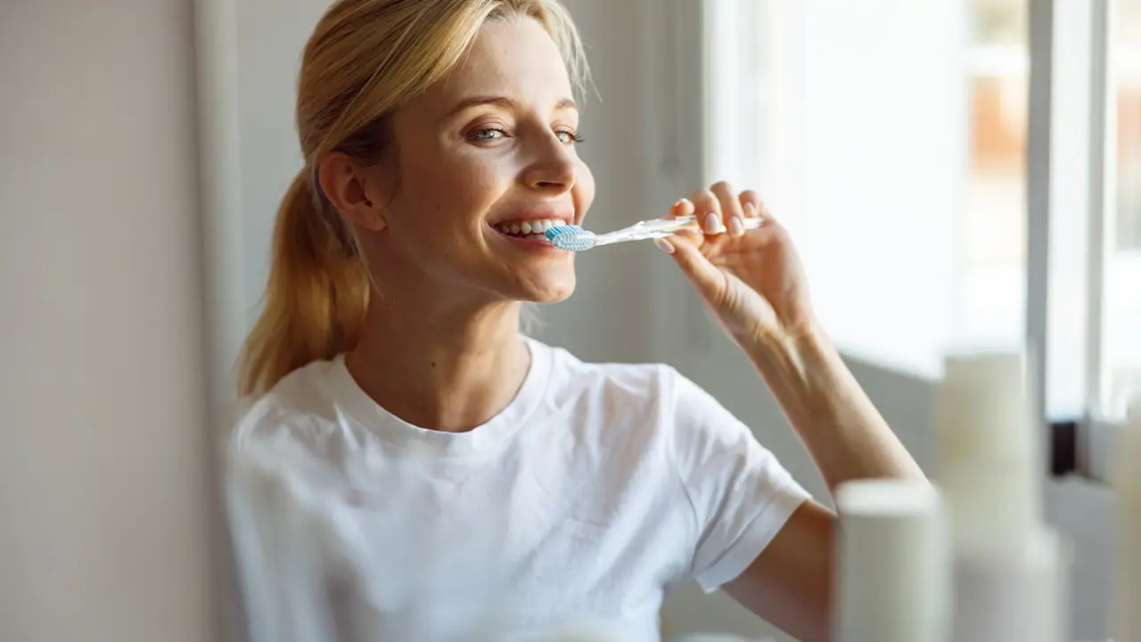 ¿Qué pasa si me lavo los dientes con bicarbonato para blanquear? Maria Jesús Bosch, odontóloga, responde tajantemente