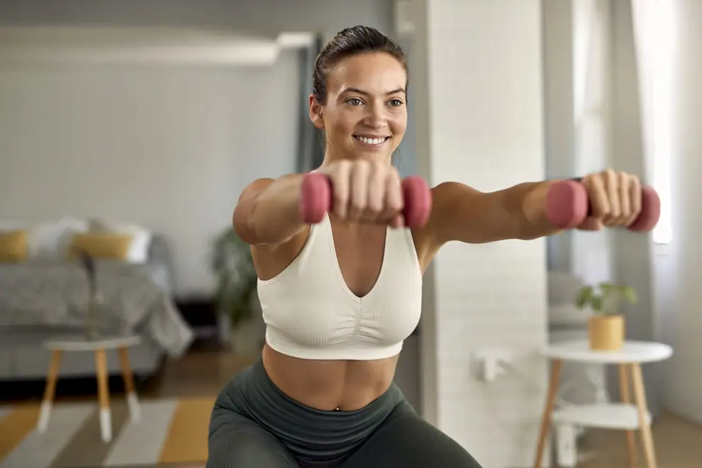 mujer haciendo ejercicio de fuerza 