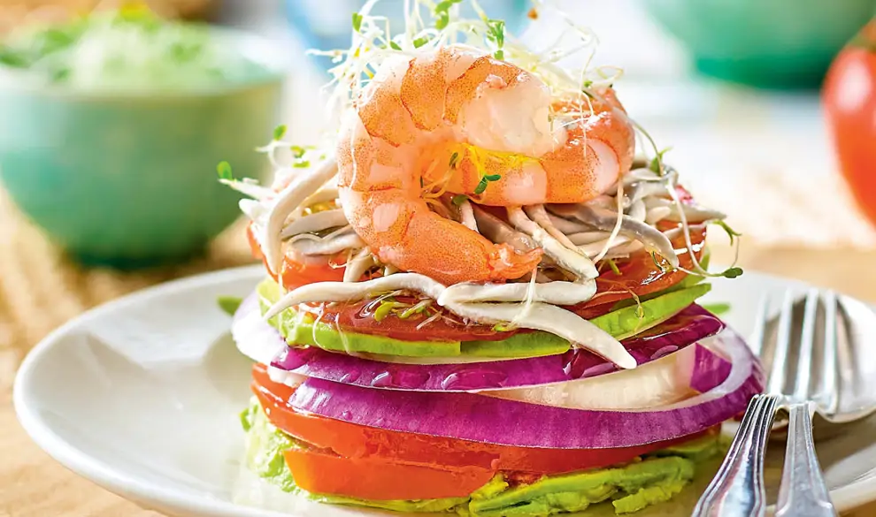 Timbal de aguacate, langostinos y gulas