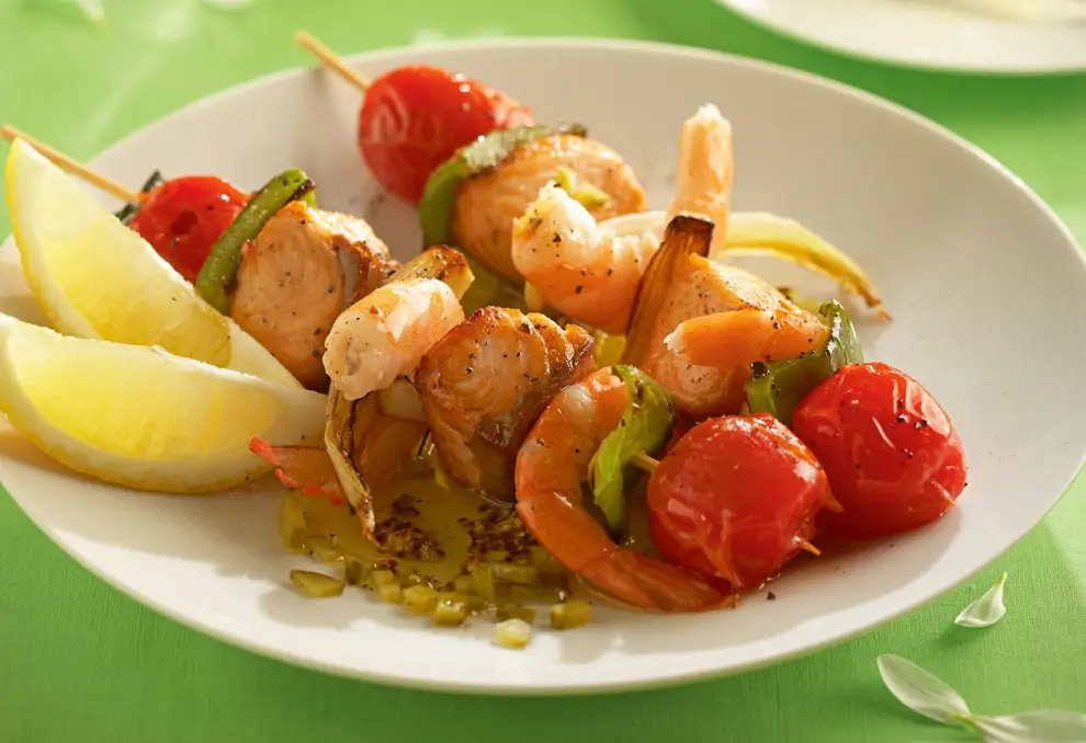 Brochetas de langostinos y salmón