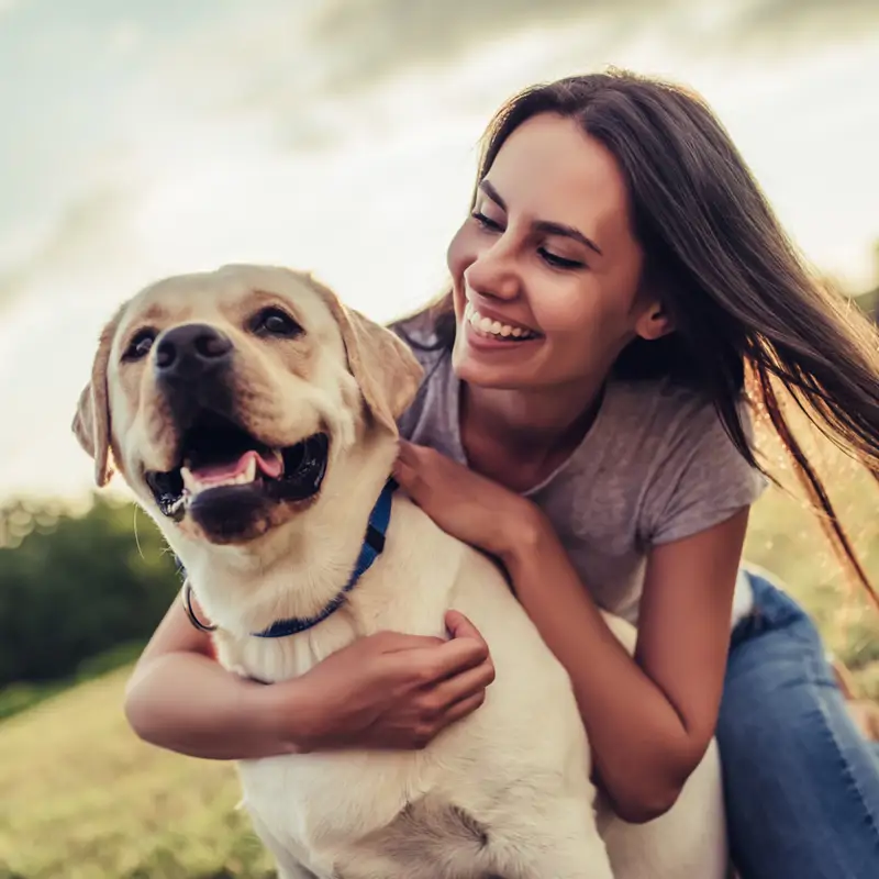 chica y perro