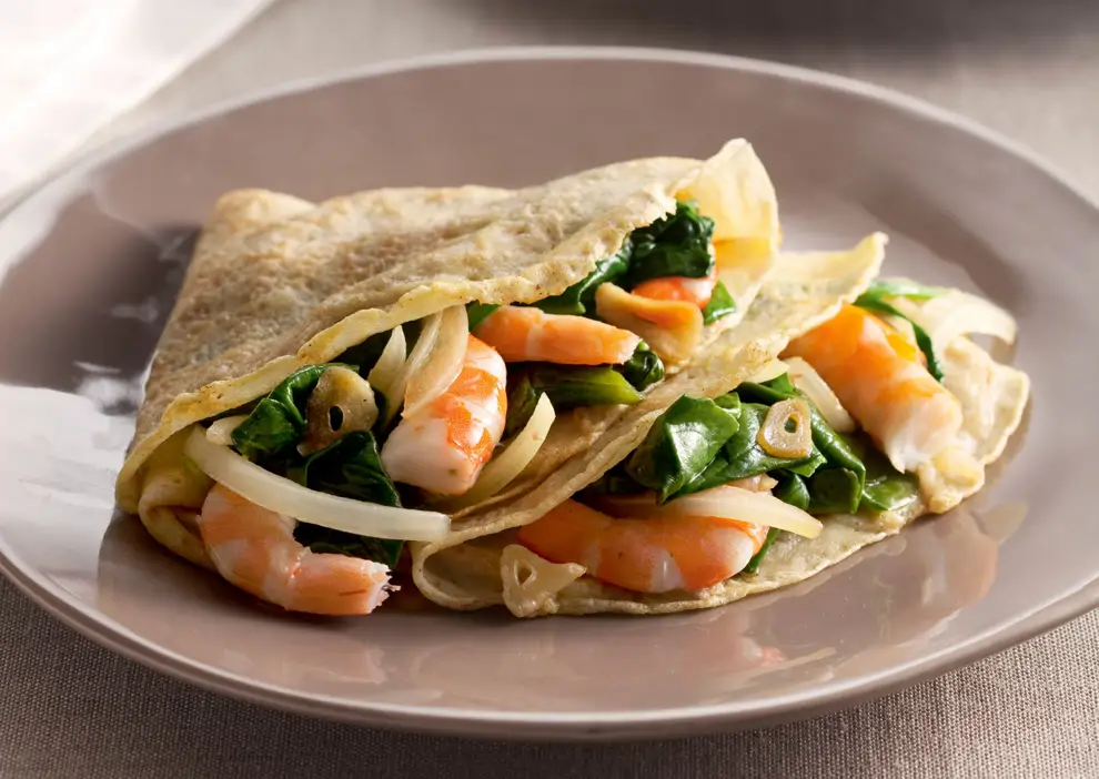 Crepe rellena de langostinos y espinacas 