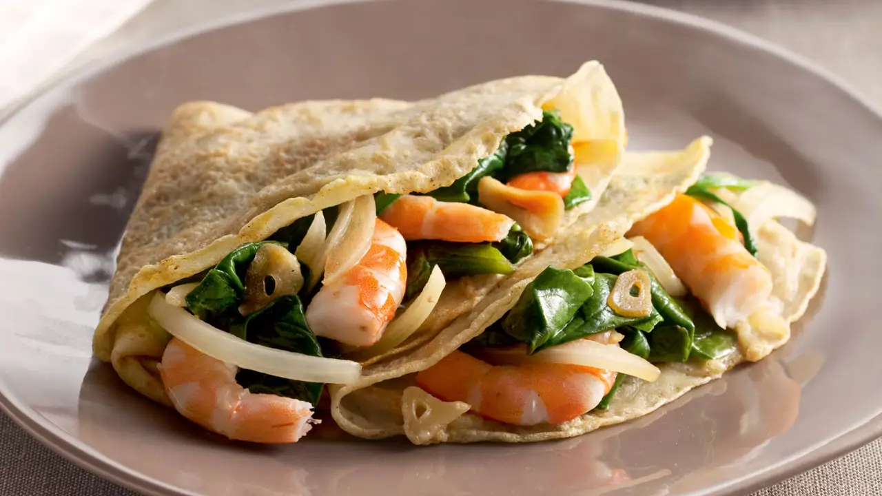 Crepe rellena de langostinos y espinacas 