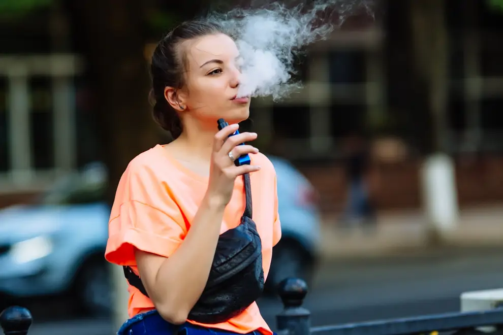 chica vapeando