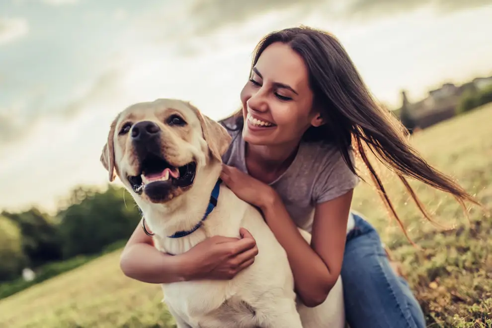 chica y perro