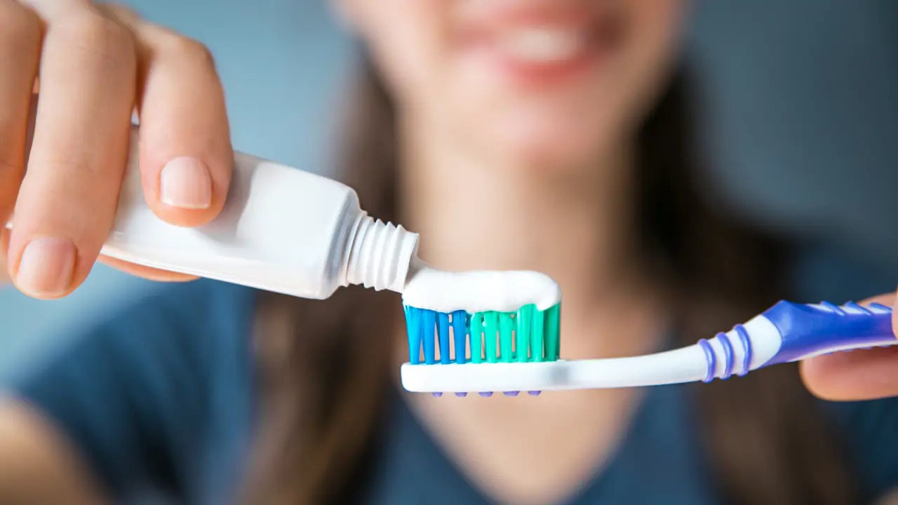 ¿Qué pasa si me lavo los dientes con bicarbonato para blanquear? Maria Jesús Bosch, odontóloga, responde tajantemente