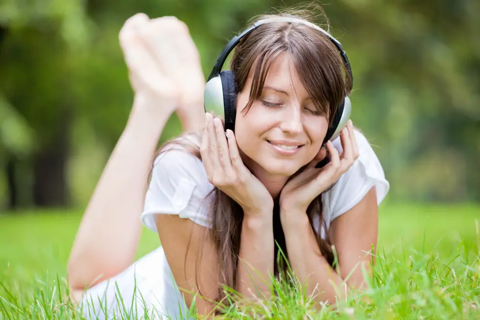 Escuchar música en la hierba