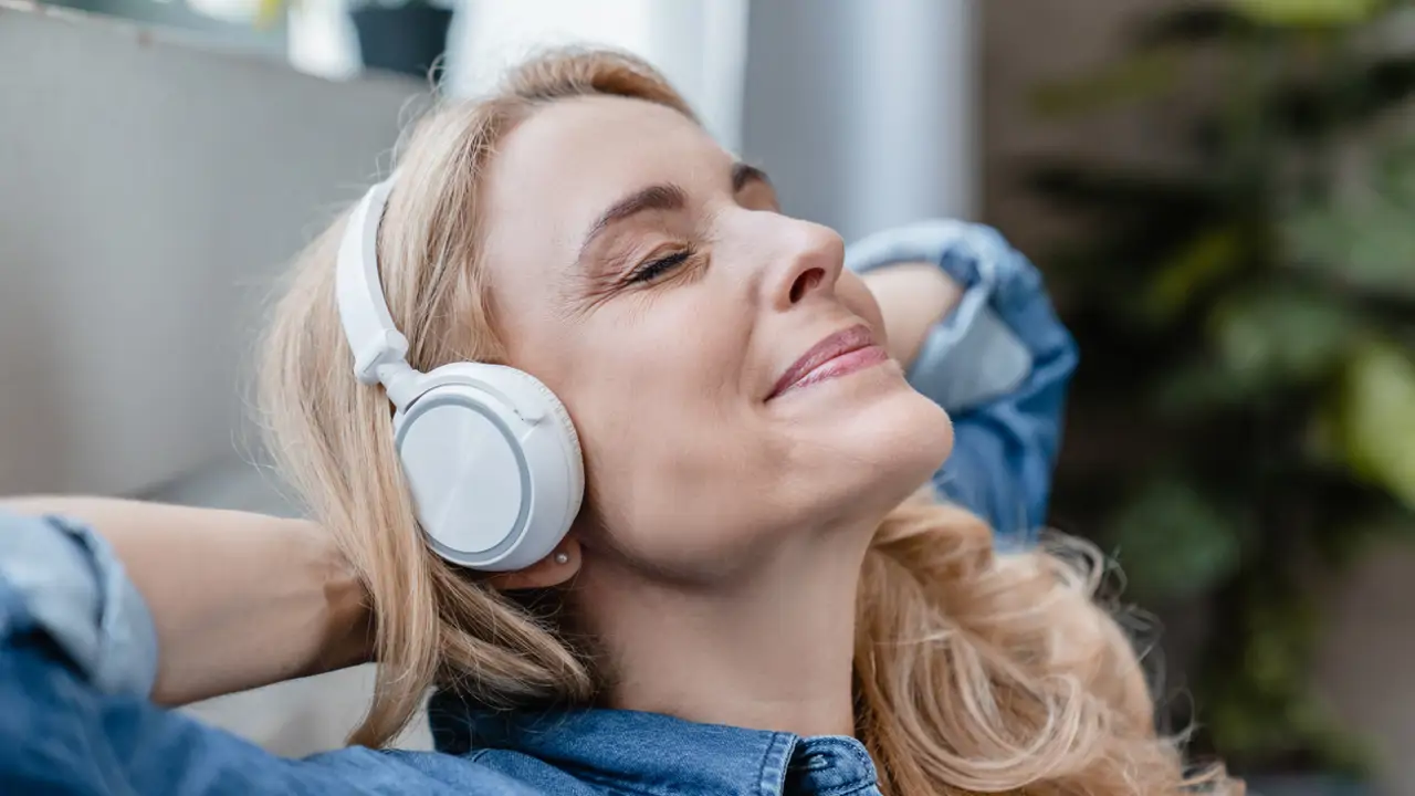 Mujer feliz escucha música