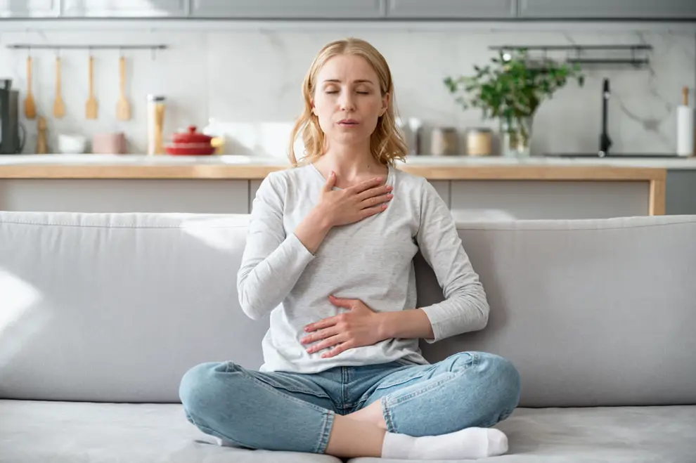 mujer respiracion profunda