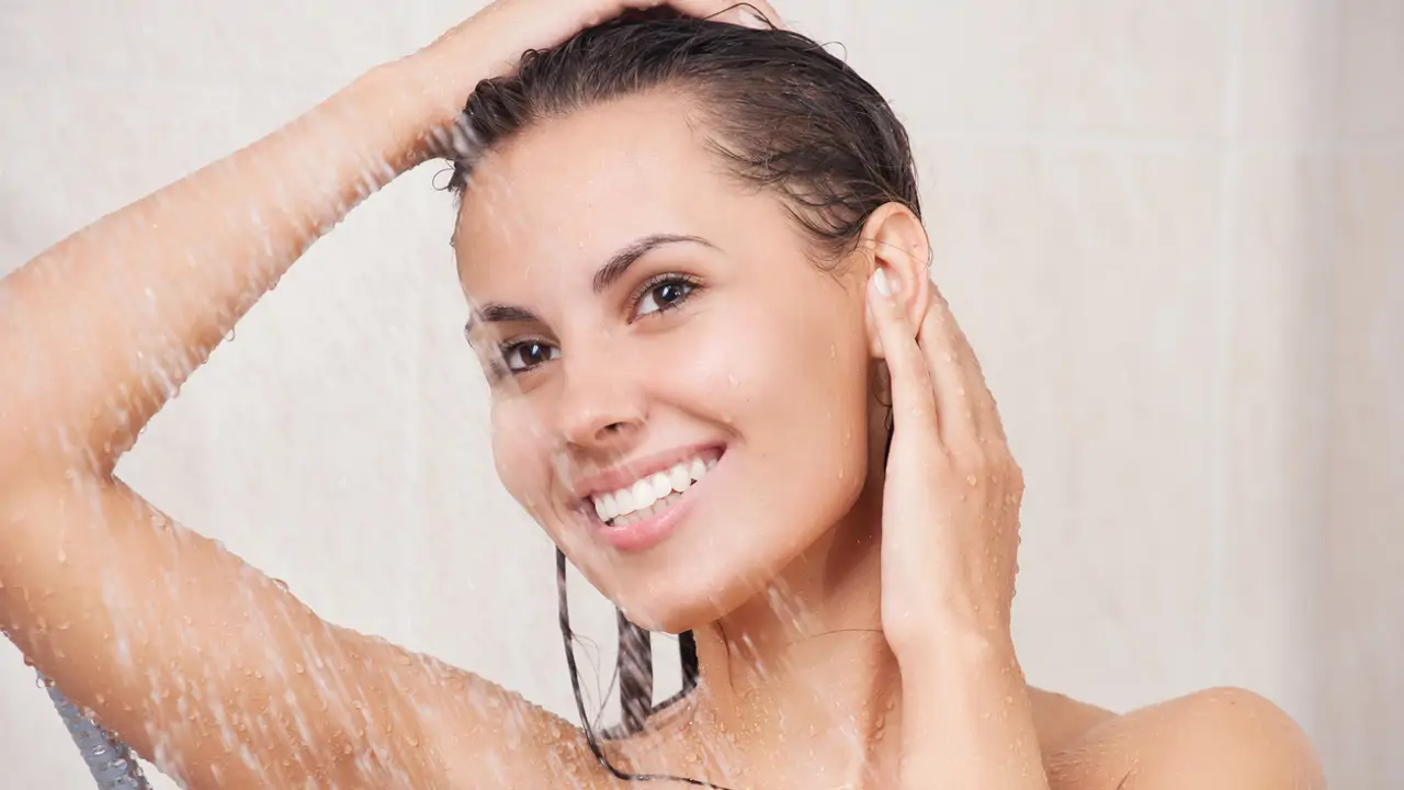 Ducha mujer alegre