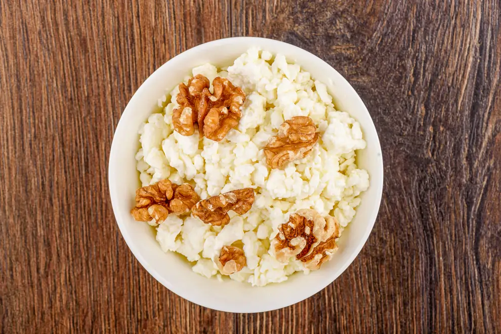 queso cottage con nueces