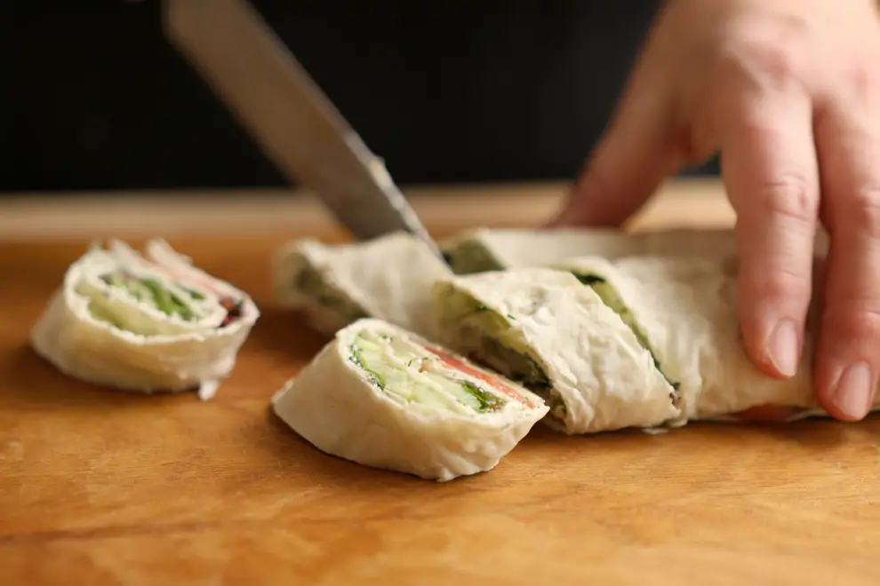 wrap de hummus, pepino y tomate