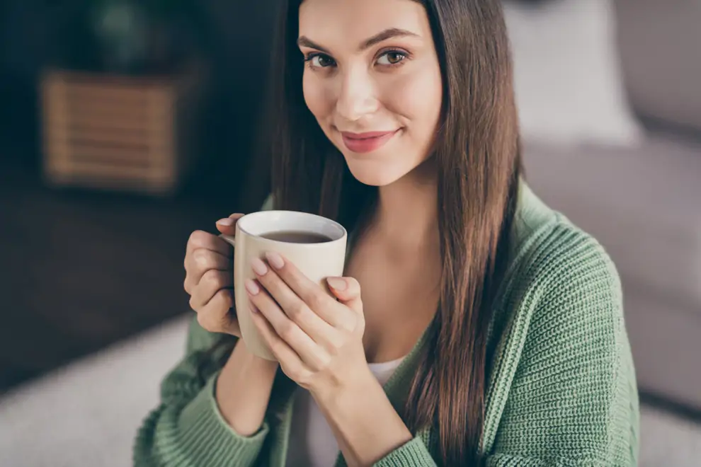 mujer tomando café