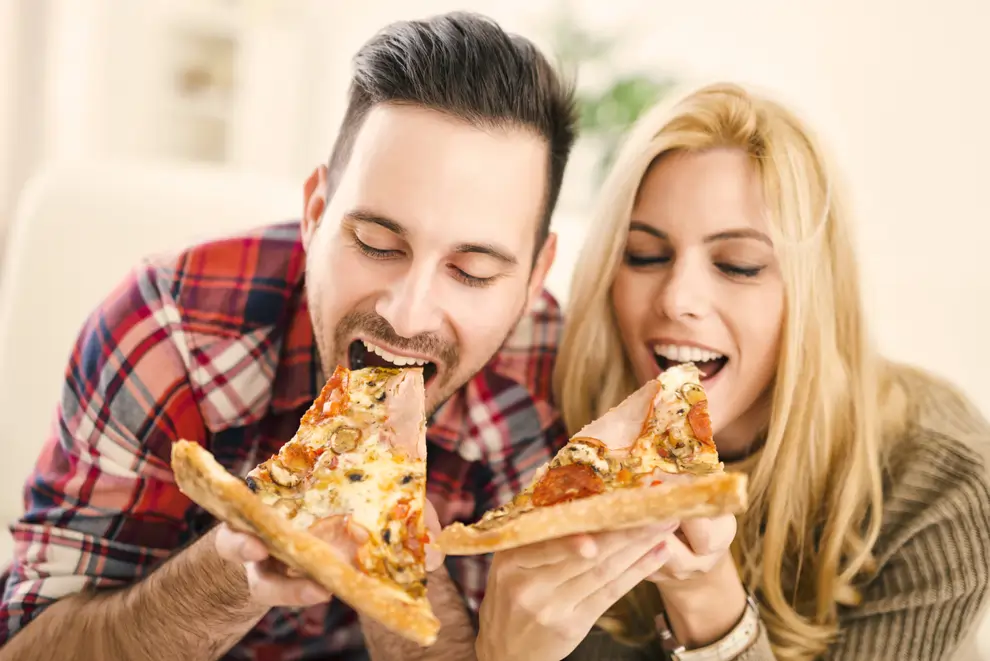 Pareja comiendo pizza