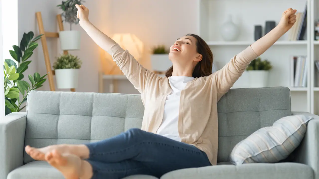 14 ejercicios eficaces para activar tu cuerpo sin moverte del sofá
