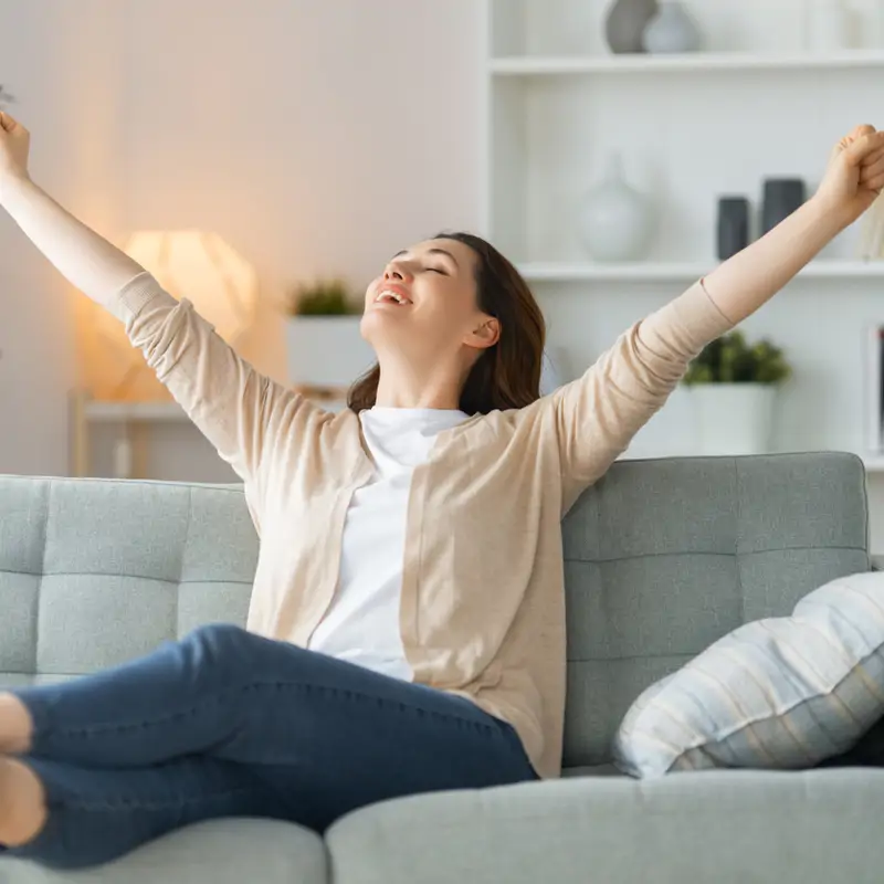 14 ejercicios eficaces para activar tu cuerpo sin moverte del sofá