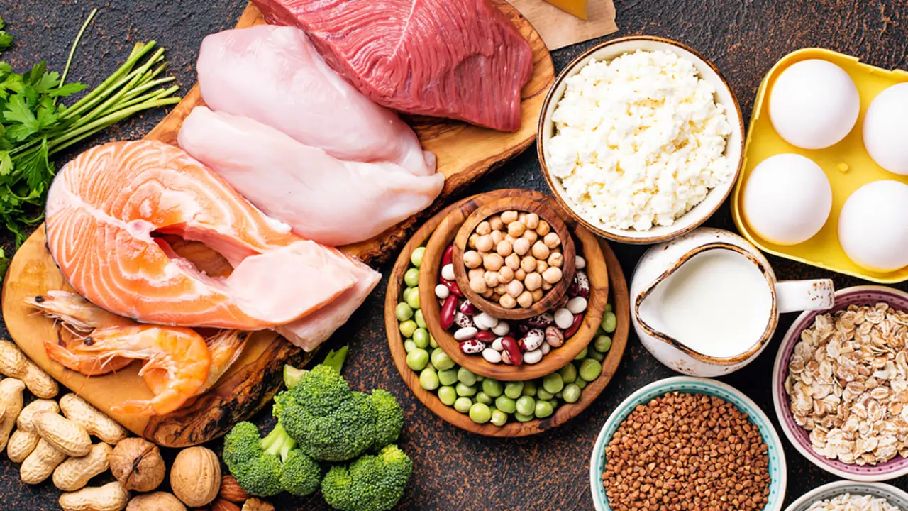 Los 25 primeros alimentos con más proteínas: qué comer para aumentar tu energía y masa muscular 