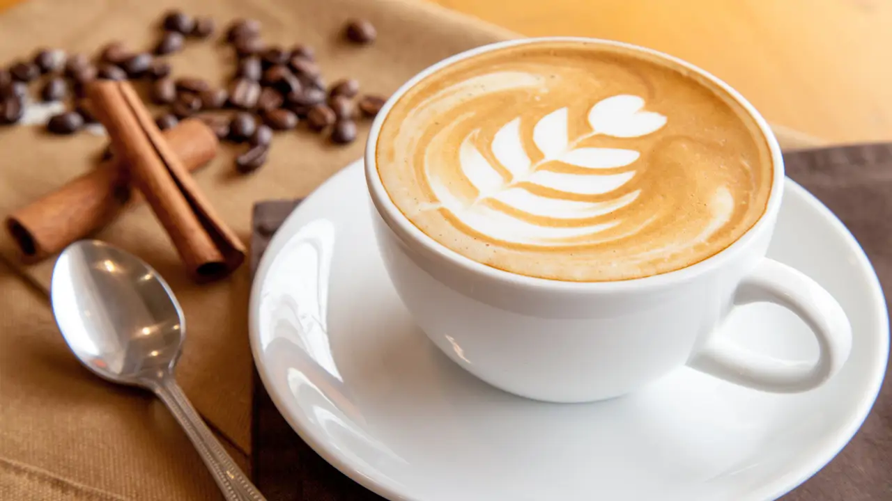 ¿Qué le ocurre a las personas que beben café por la noche? Un estudio revela las consecuencias y no tienen que ver con dormirse rápido