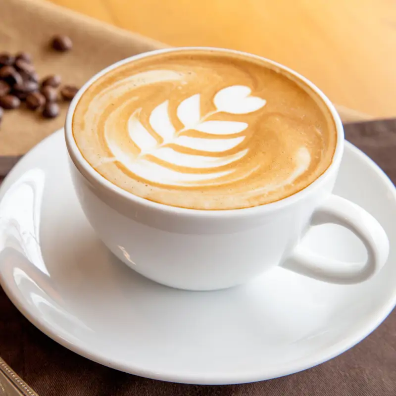 ¿Qué le ocurre a las personas que beben café por la noche? Un estudio revela las consecuencias y no tienen que ver con dormirse rápido