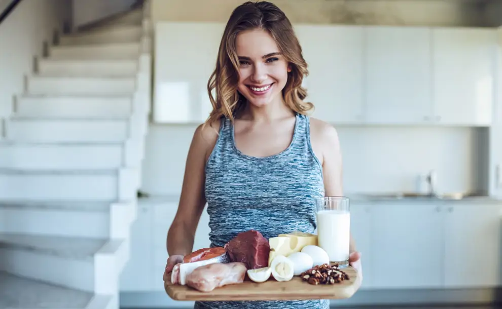 Chica con alimentos proteicos