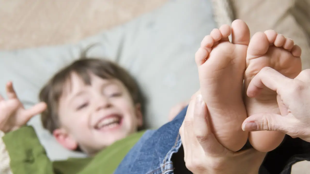 Cosquillas a niño
