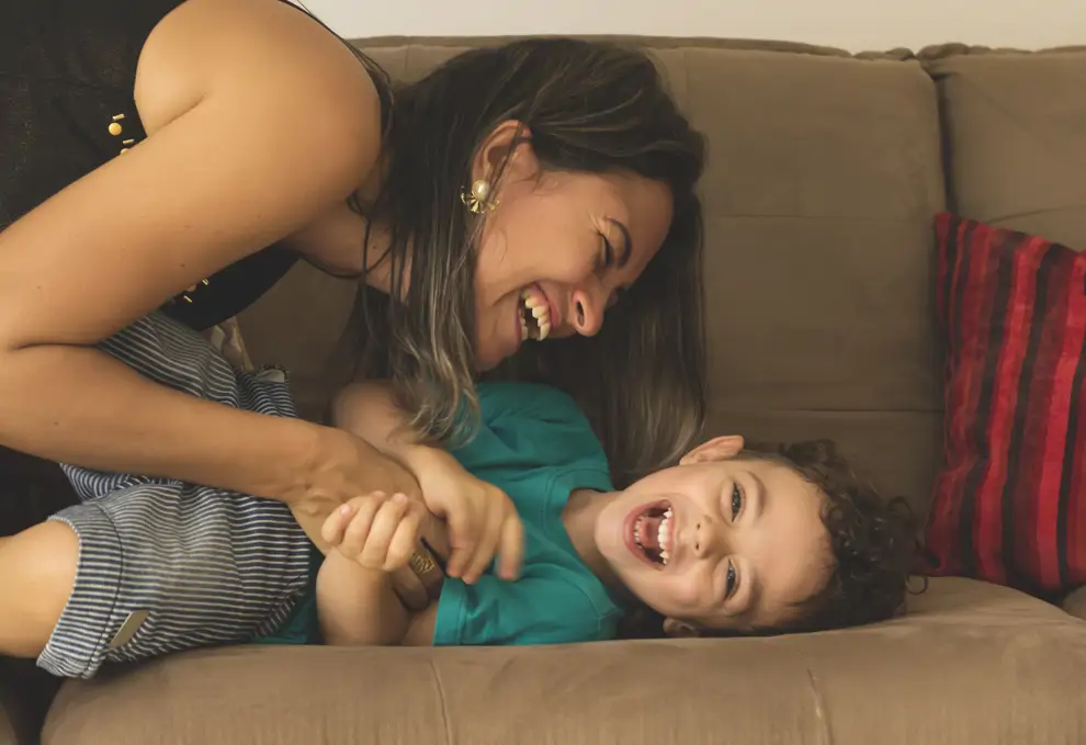 Cosquillas de madre e hijo