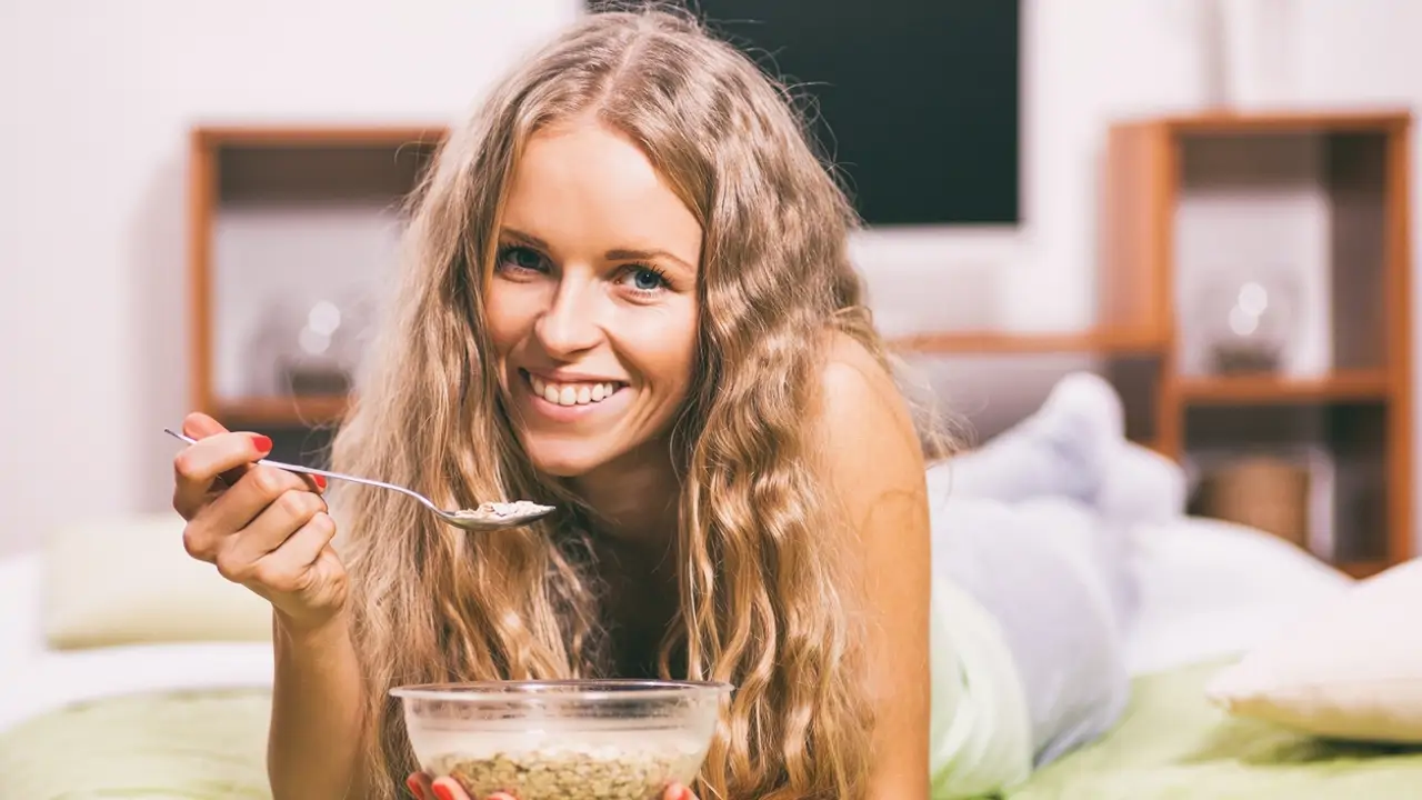 Mujer comiendo avena
