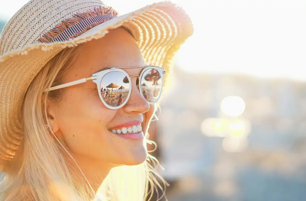 Cuidado del sol con gafas y sombrero