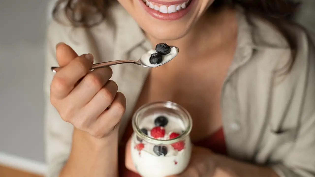 Mujer comiendo yogur griego