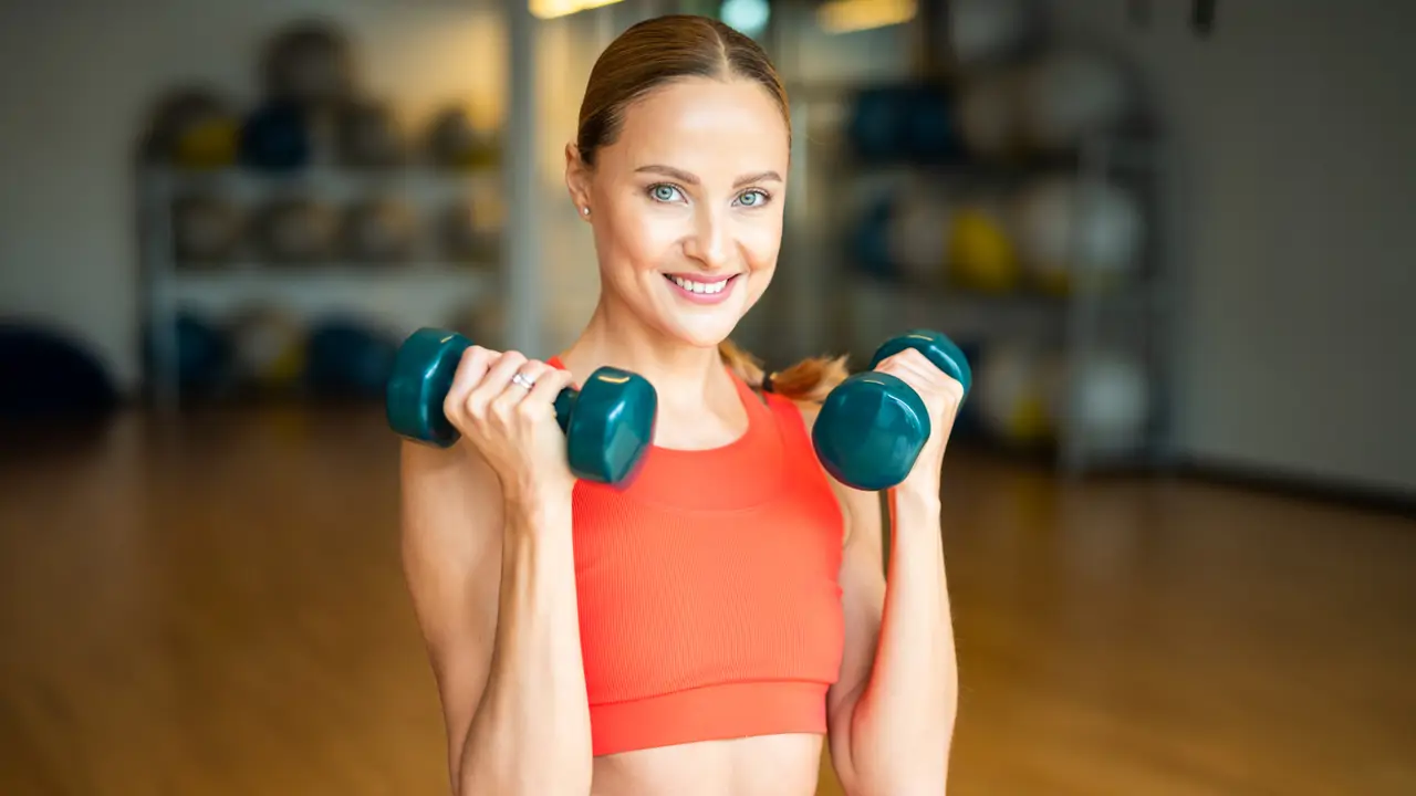 5 ejercicios con pesas para combatir la sarcopenia a partir de los 50 años