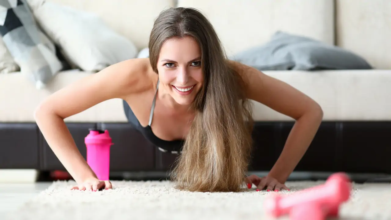 10 ejercicios fáciles y efectivos para fortalecer el core sin machacarte haciendo abdominales