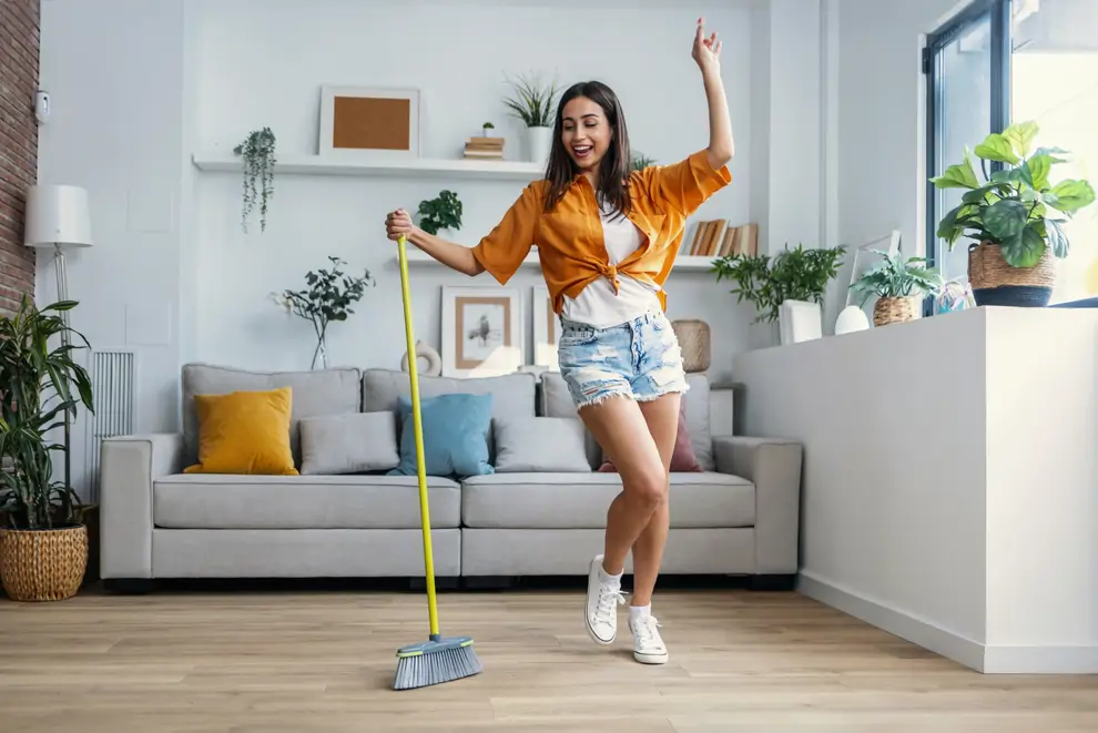 mujer haciendo tareas del hogar