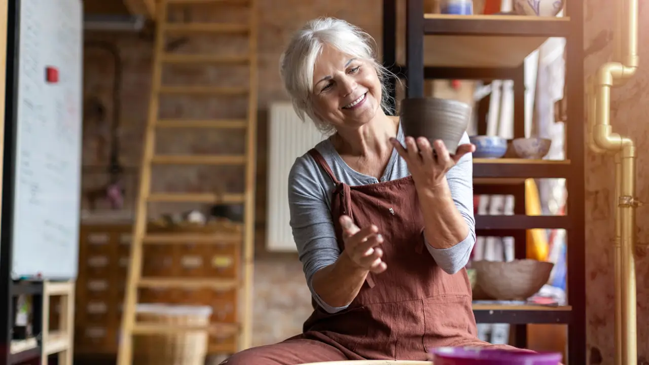 Mujer haciendo trabajo cerámico