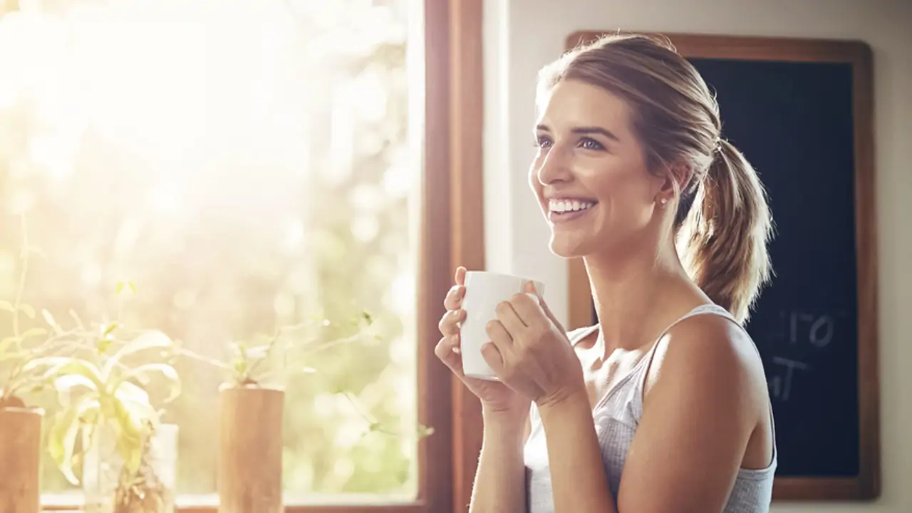 Mujer feliz tomando café 