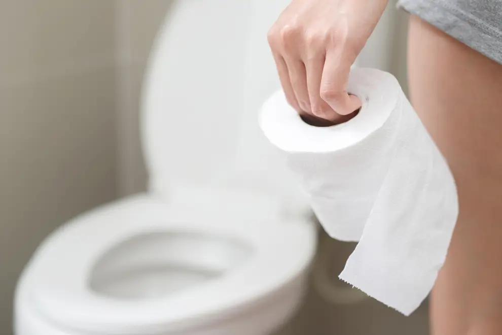 Papel higiénico en el baño 