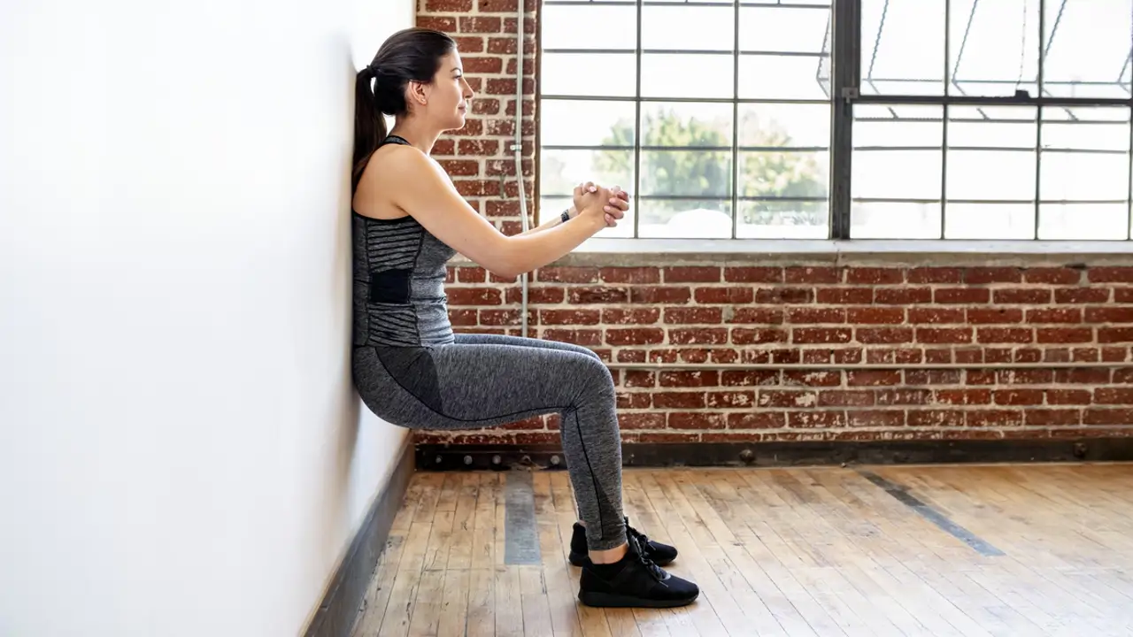 3 ejercicios fáciles de pilates en pared que tonifican el cuerpo, mejoran la postura y adelgazan