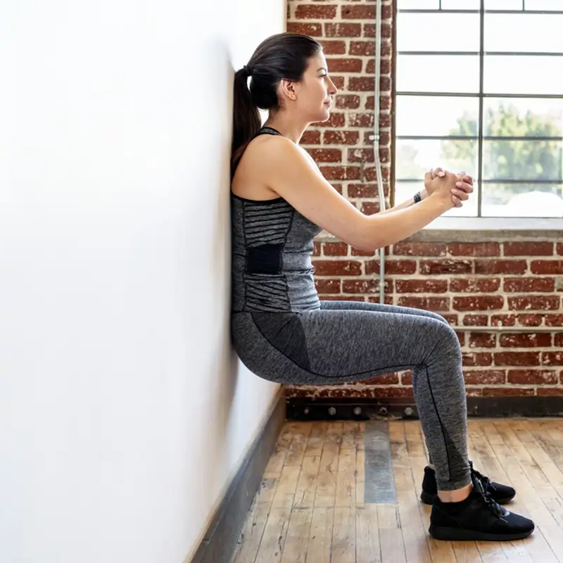3 ejercicios fáciles de pilates en pared que tonifican el cuerpo, mejoran la postura y adelgazan
