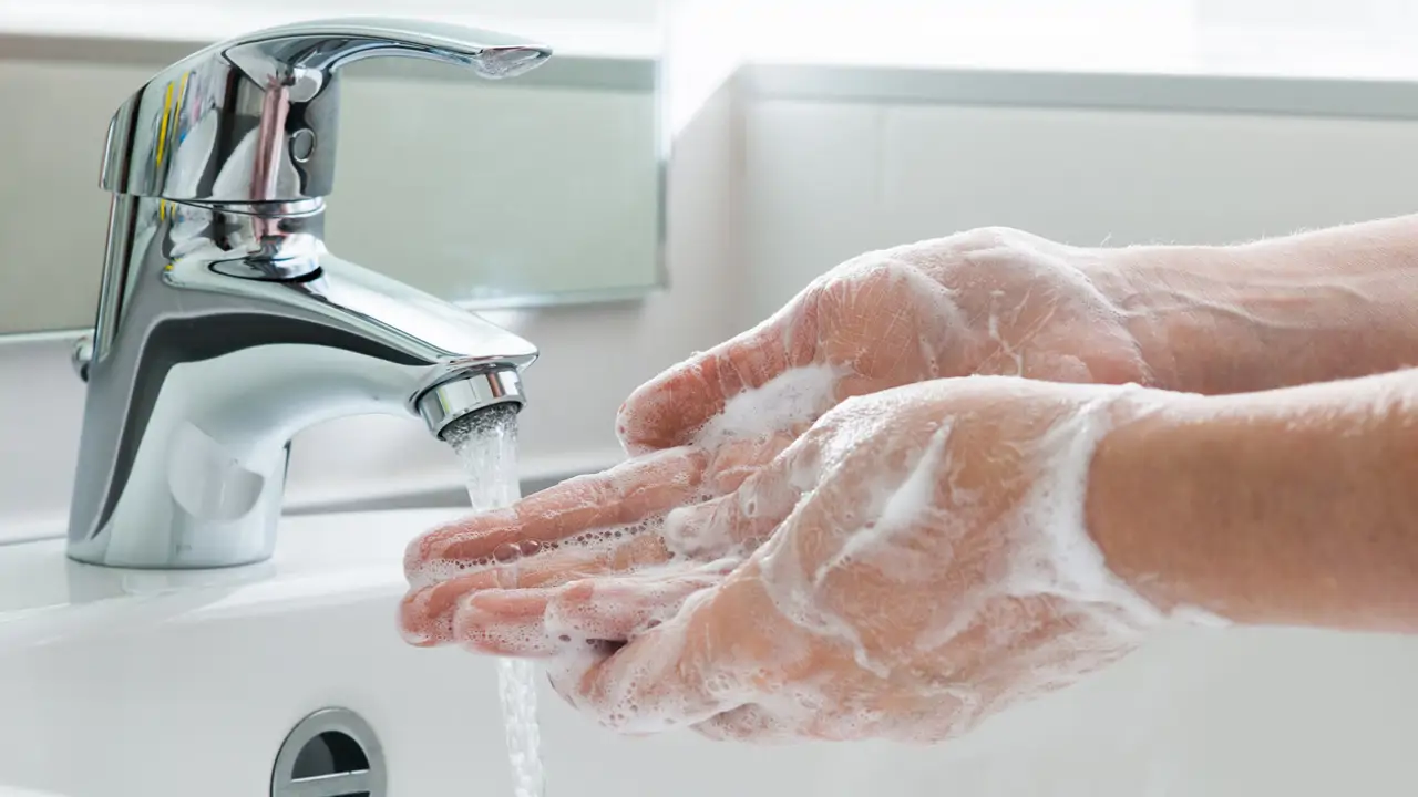 ¿Usas baños públicos? Estas son las 6 recomendaciones de una científica para evitar riesgos