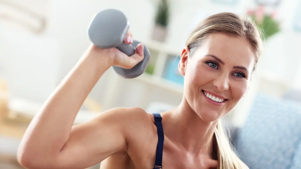 10 ejercicios con mancuernas para mayores de 50, ideales para aumentar la fuerza y la movilidad