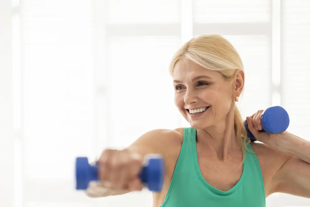 mujer de 50 haciendo pesas