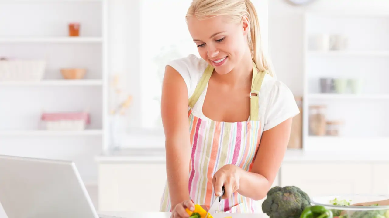 Mujer en la cocina preparando su menú fácil 