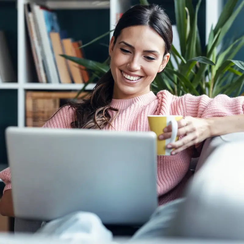 Mujer teletrabajando
